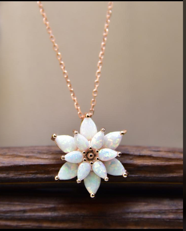 Opal taşlı lotus çiçeği gümüş kolye